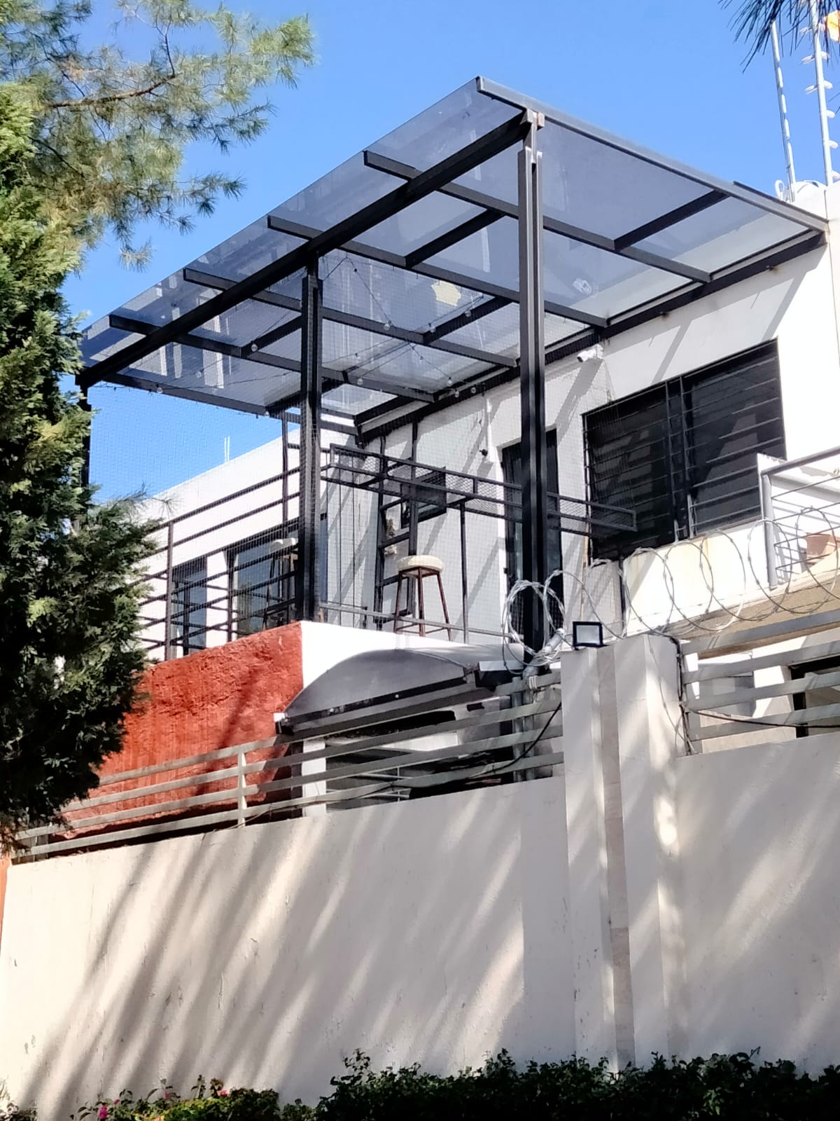 Pérgola metálica moderna en jardín