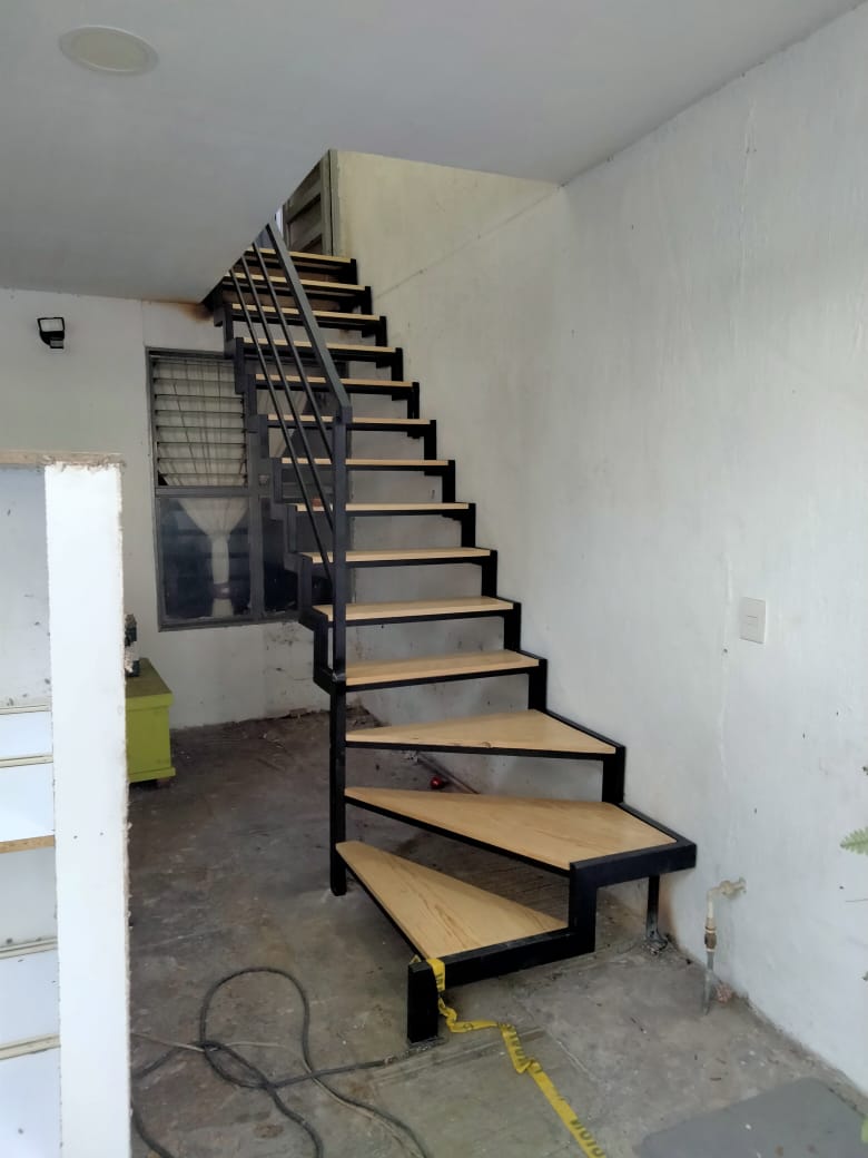 Escalera metálica con diseño 1